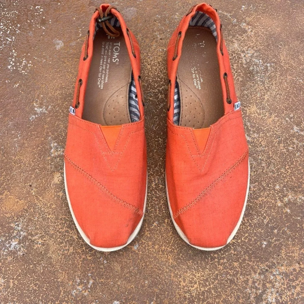Orange TOMS slip-on shoes men’s size 8